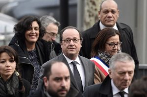 El presidente francés, François Hollande, y la secretaria de Trabajo Myriam El Khomri, (segunda a la izquierda), visitan Aubervilliers, al norte de París, para discutir el proceso de integración de jóvenes en el mercado de trabajo (AP)