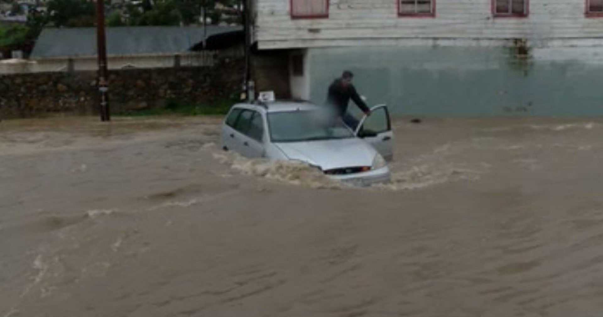 Hombre queda atrapado en una corriente de agua en Tijuana, BC. (Noticieros Televisa)