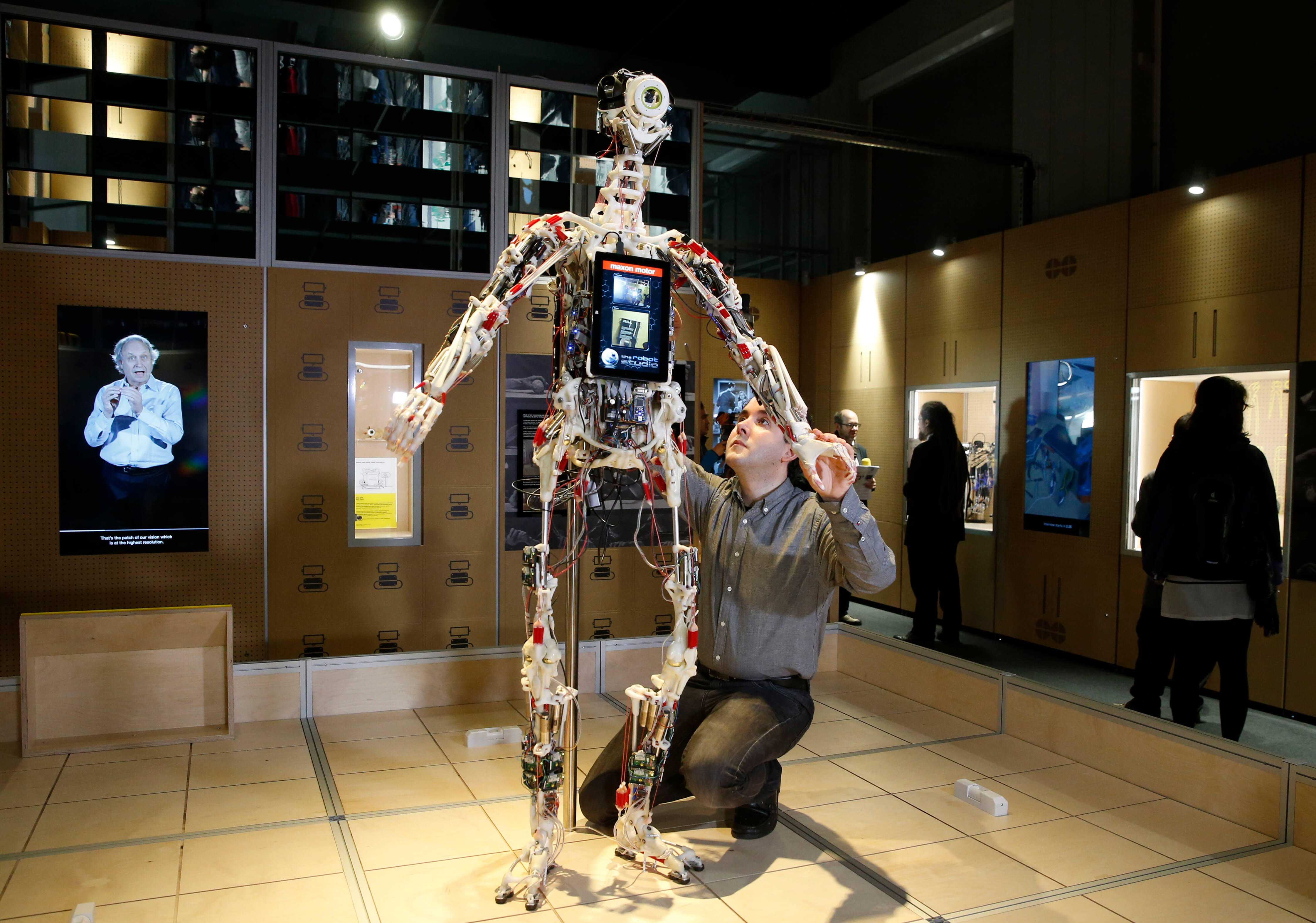 Hombre repara a robot durante exhibición en Reino Unido (AP, archivo)