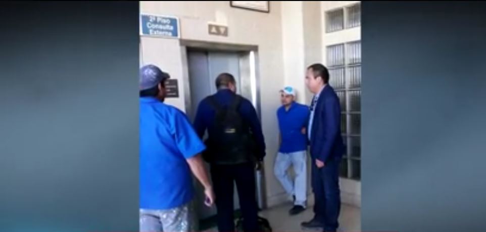 Tres personas se quedan atrapadas en elevador de un hospital en Monterrey. (Noticieros Televisa)