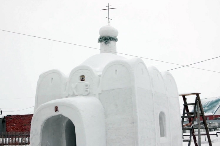 Una capilla de nieve fue construida en Sosnovka, Rusia, un pueblo en Siberia (AP)