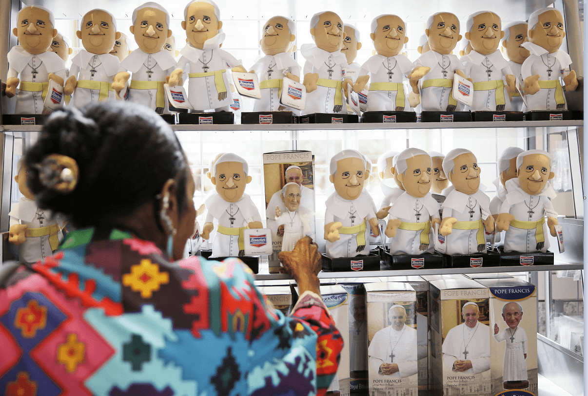 Imagen del 22 de septiembre de 2015 que muestra a una mujer comprando souvenirs del papa Francisco en Estados Unidos. (AP, archivo)