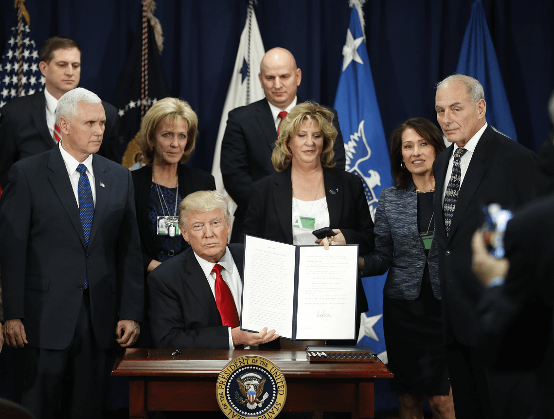 Imagen del 25 de enero de 2017 donde se aprecia a Trump tras la firma de la orden ejecutiva sobre el muro fronterizo. (AP, archivo)