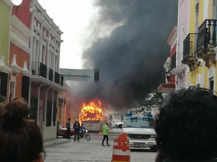 Un autobús se incendia frente a un hotel en el centro histórico de Campeche; no se reportan lesionados