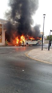 Un autobús se incendia frente a un hotel en el centro histórico de Campeche; no se reportan lesionados