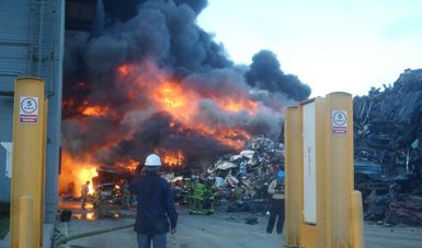 Atienden incendio de empresa dedicada a la compra-venta de metales en Tijuana, Baja California. (Profepa)