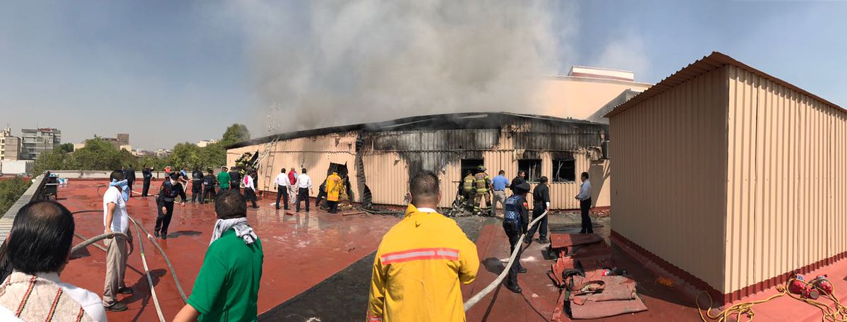 Se incendia bodega de un centro comercial ubicado en avenida Insurgentes, en CDMX. (Twitter @FaustoLugo)