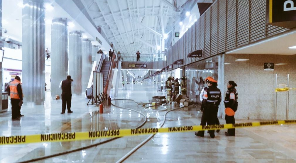 Connato de incendio en el Aeropuerto de la CDMX (Twitter @alertasurbanas)