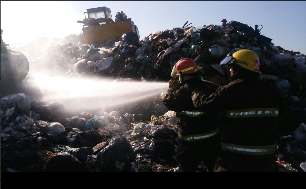 Bomberos controlan incendio en reciclador en Tlaquepaque, Jalisco.