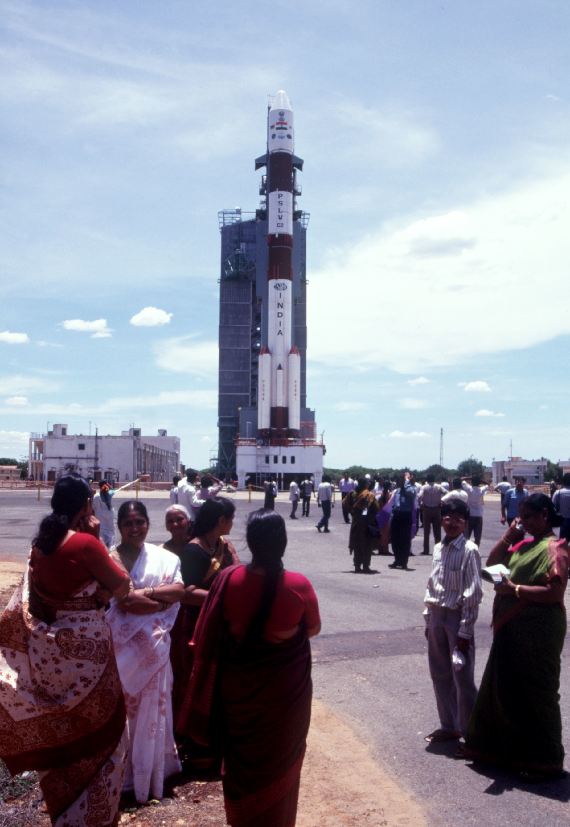 Mujeres hindús se encuentran fuera del Centro Espacial PSLV para ver un lanzamiento de cohetes. India trata de posicionarse como un actor clave en el mercado espacial comercial internacional. (Getty Images/archivo)