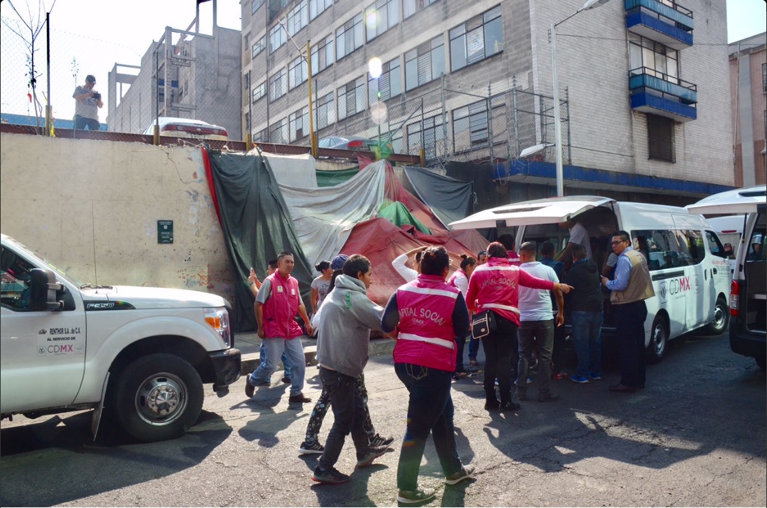 Autoridades de la Ciudad de México intervienen en la calle Artículo 123, colonia Centro, tras una denuncia de inseguridad en la zona que involucra a personas en condición de calle
