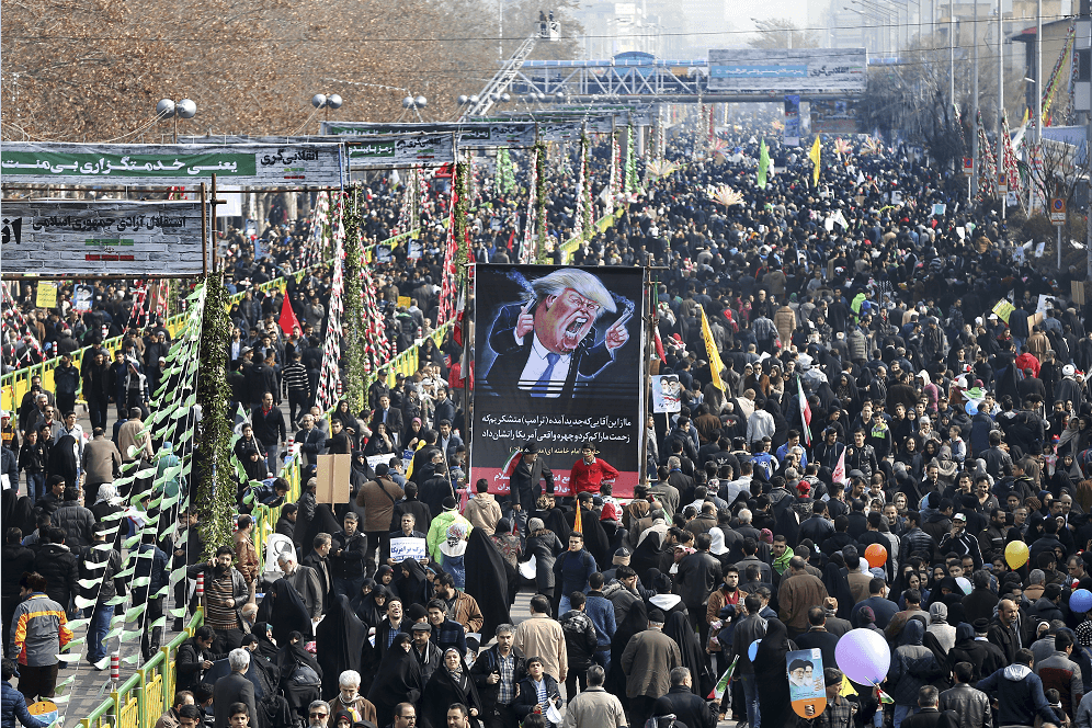 Iraníes conmemoran el 38 aniversario del triunfo de la Revolución Islámica; protestan contra Donald Trump. (AP)