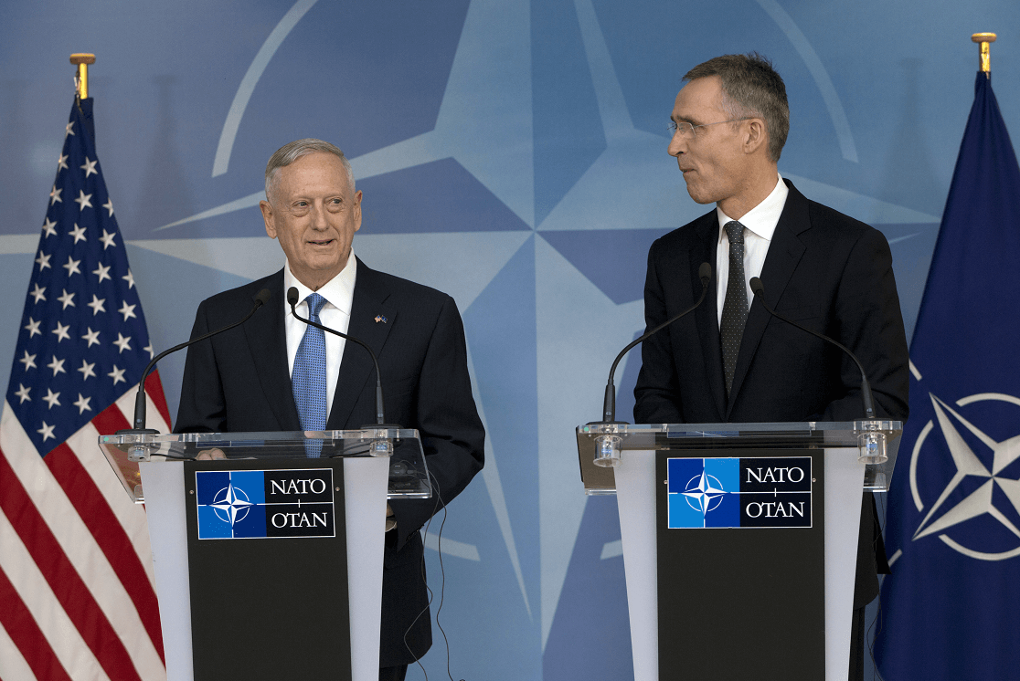 James Mattis, secretario de Defensa de Estados Unidos, y Jens Stoltenberg, secretario general de la OTAN. (AP)