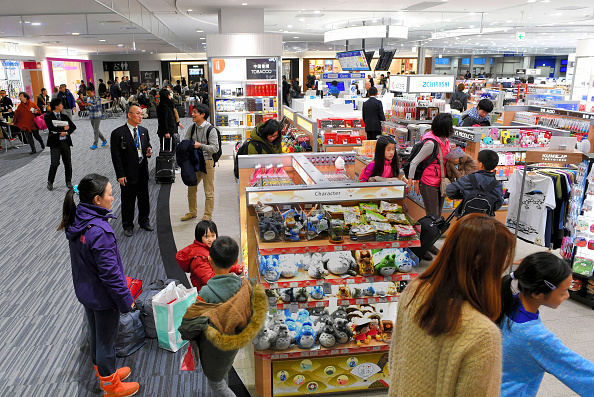 Japoneses realizan compras en una tienda del bajo costo en el Aeropuerto Internacional de Kansai, Japón (Getty Images)