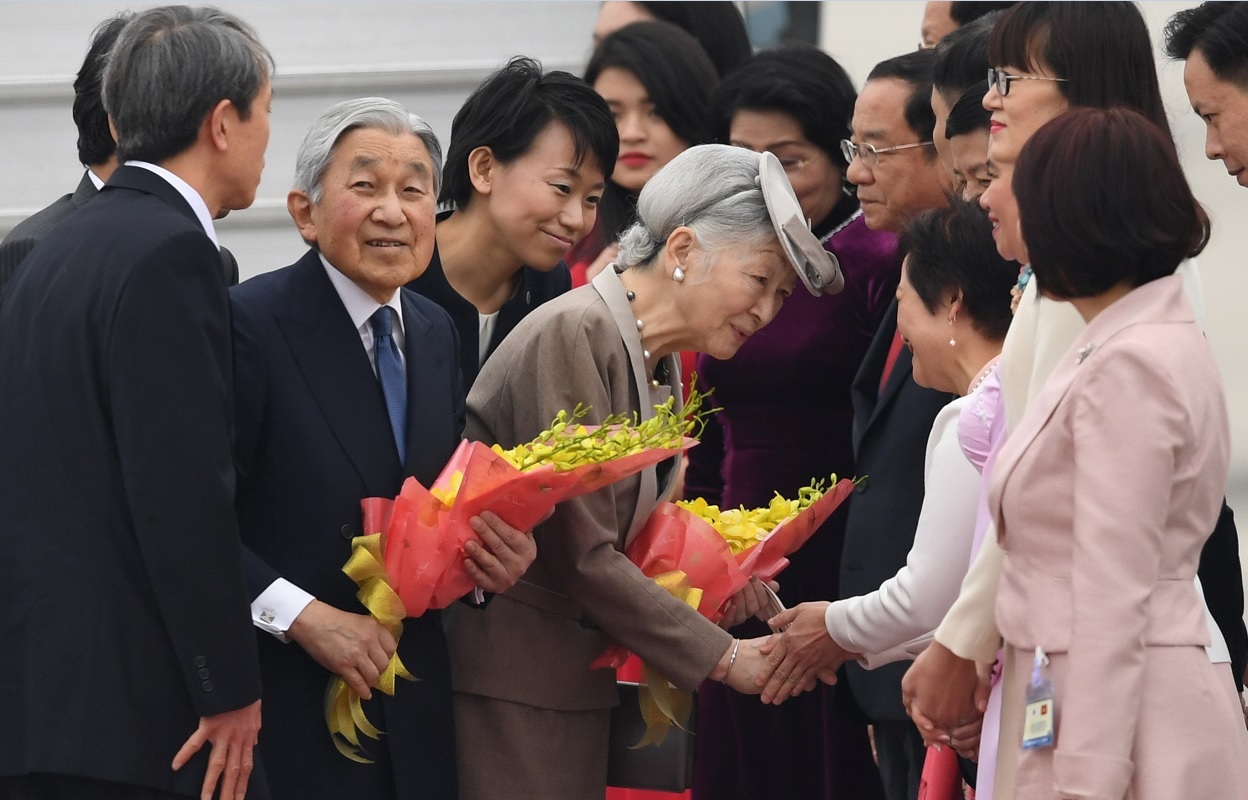 El emperador japonés Akihito y la emperatriz Michiko son recibidos por funcionarios vietnamitas en el Aeropuerto Internacional de Hanoi Noi Bai (Reuters)