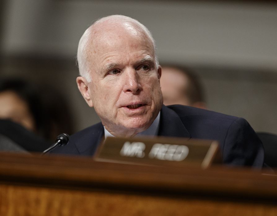 Fotografía del senador republicano John McCain, quien cuestionó la versión oficial de que fue todo un éxito la operación de EU en Yemen. (AP/archivo)