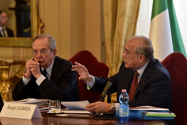 José Ángel Gurría, secretario general de la OCDE, y Pier Carlo Padoan, ministro de Economía de Italia. (Getty Images)