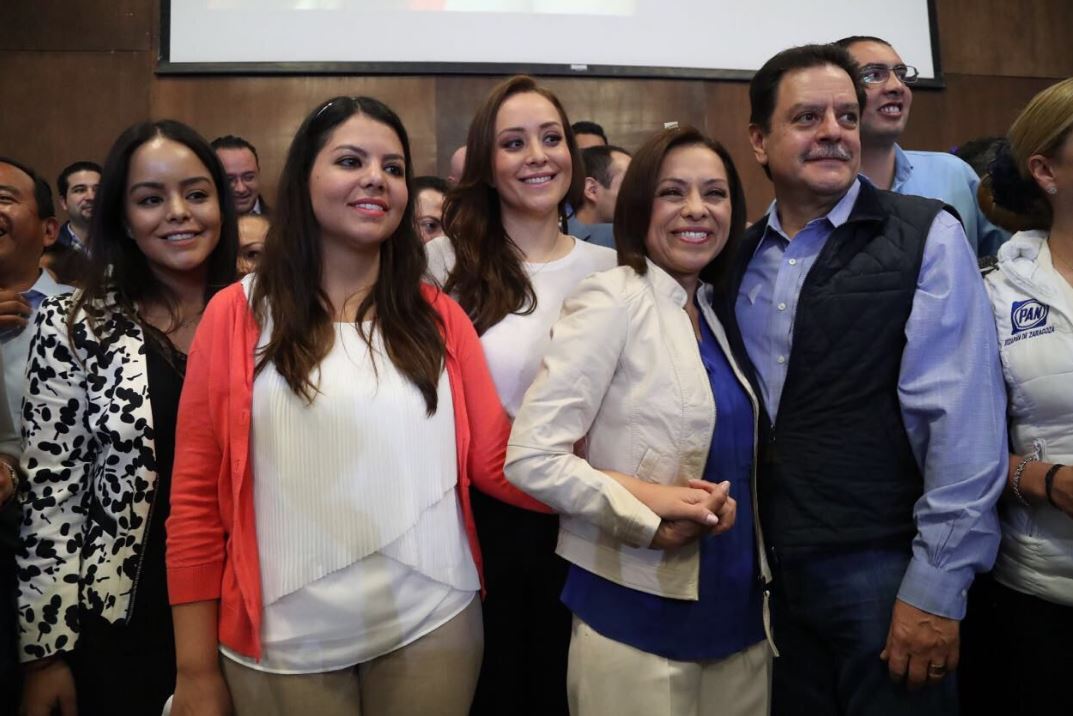 Josefina Vázquez Mota acudió con su familia para registrarse como precandidata del PAN al Estado de México (‏Twitter @JosefinaVM)