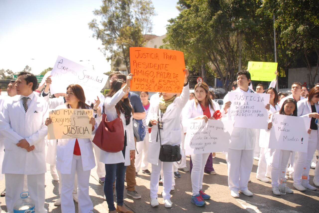 Este viernes, 24 de febrero de 2017, cientos de médicos del Centro Médico Nacional La Raza se manifestaron para exigir justicia para Carlos, pero también seguridad en la zona del hospital. (S Servín S, Noticieros Televisa)