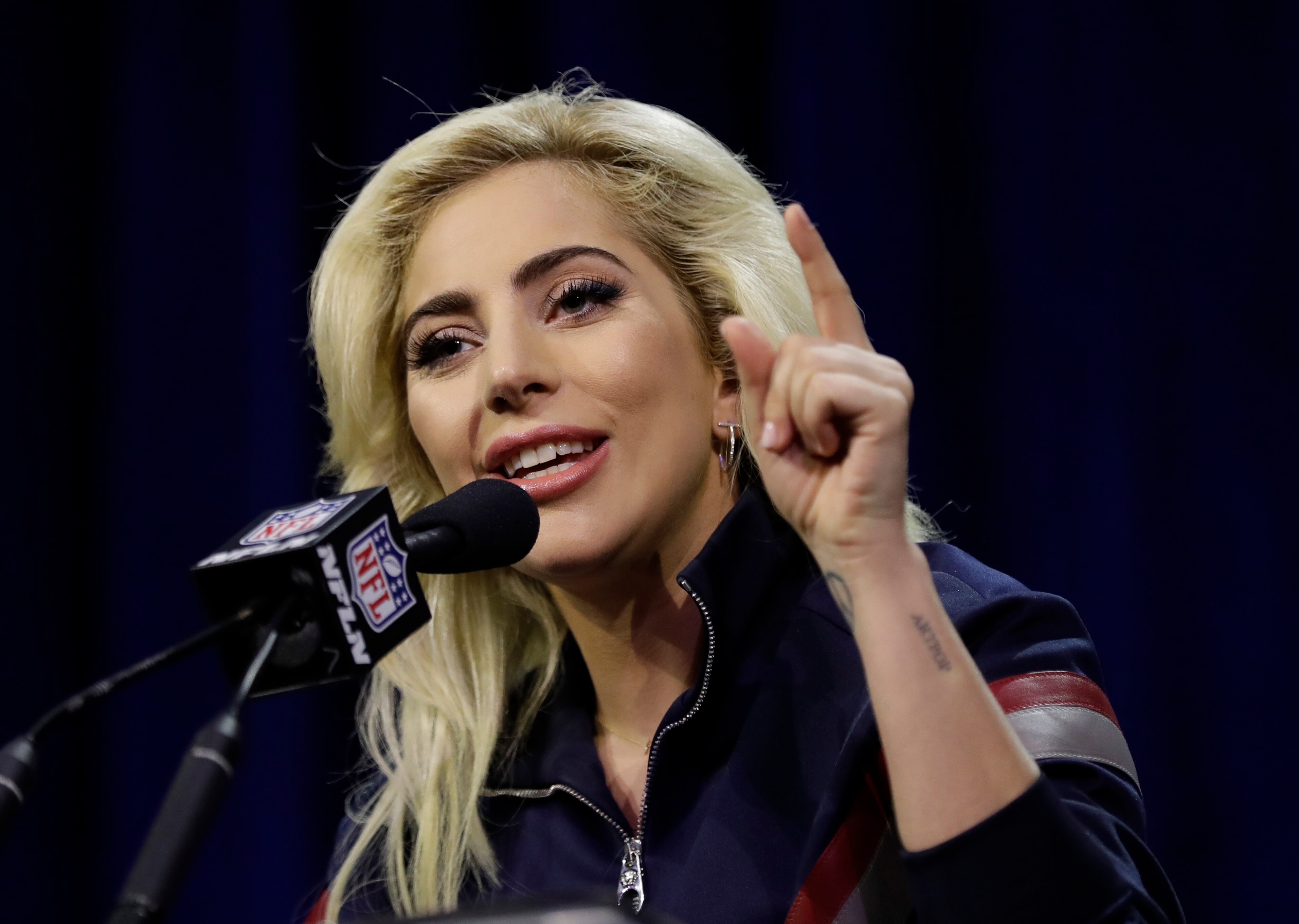 La cantante Lady Gaga responde preguntas durante una conferencia por el Super Bowl LI.