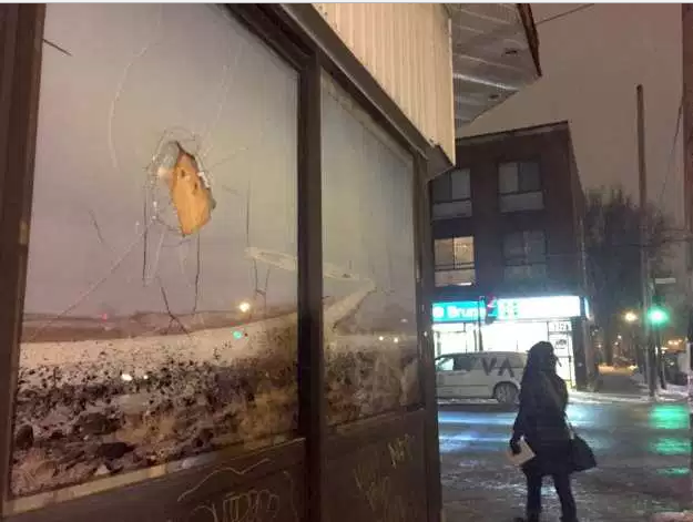 La fachada de la mezquita Khadijah, situada en un barrio del centro de Montreal, lucía con un vidrio roto.