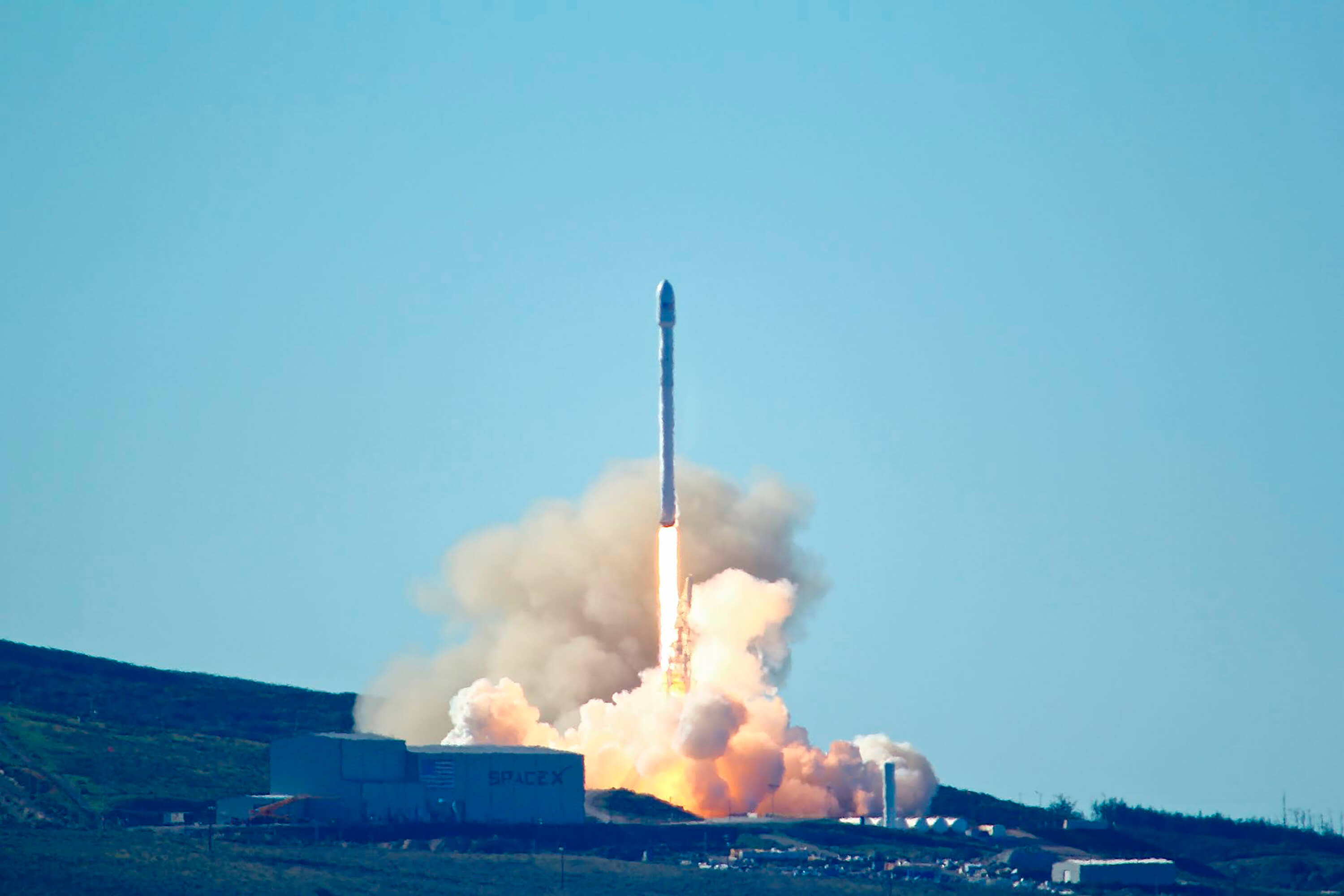 Lanzamiento de cohete Space X Falcon 9.
