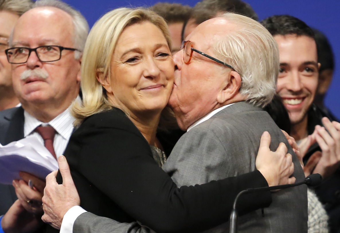 La líder francesa de extrema derecha Marine Le Pen es besada por su padre Jean-Marie Le Pen (AP/archivo)