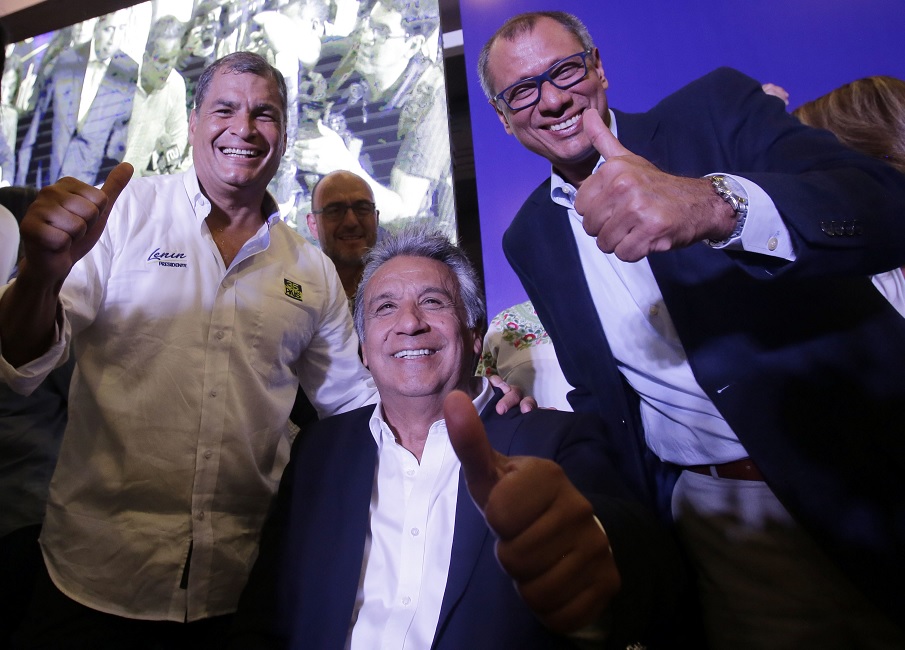 El presidente de Ecuador, Rafael Correa, izquierda, Lenin Moreno, candidato a la presidencia del partido gobernante Alianza PAIS, y su vicepresidente, Jorge Glas (AP)