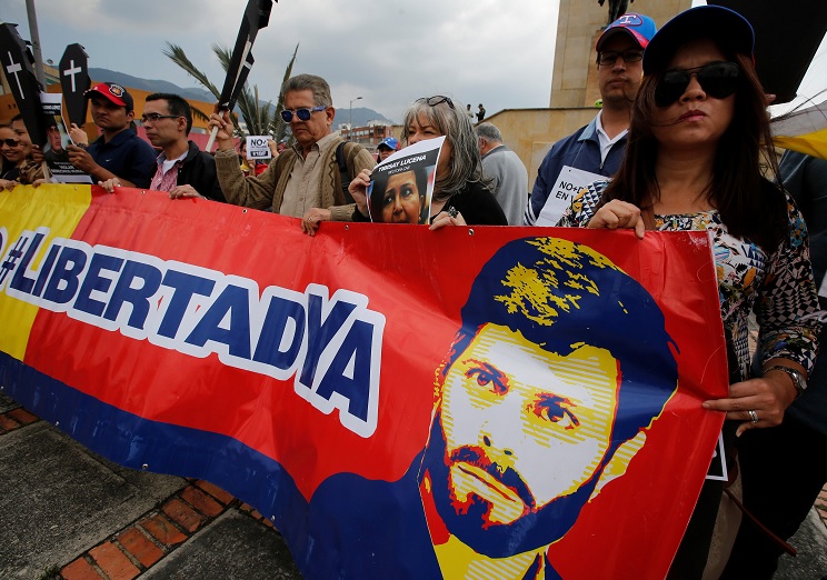 Los partidarios del líder de la oposición venezolana, Leopoldo López, que viven en Colombia, participan en una manifestación conmemorando el tercer aniversario de su detención (Reuters)