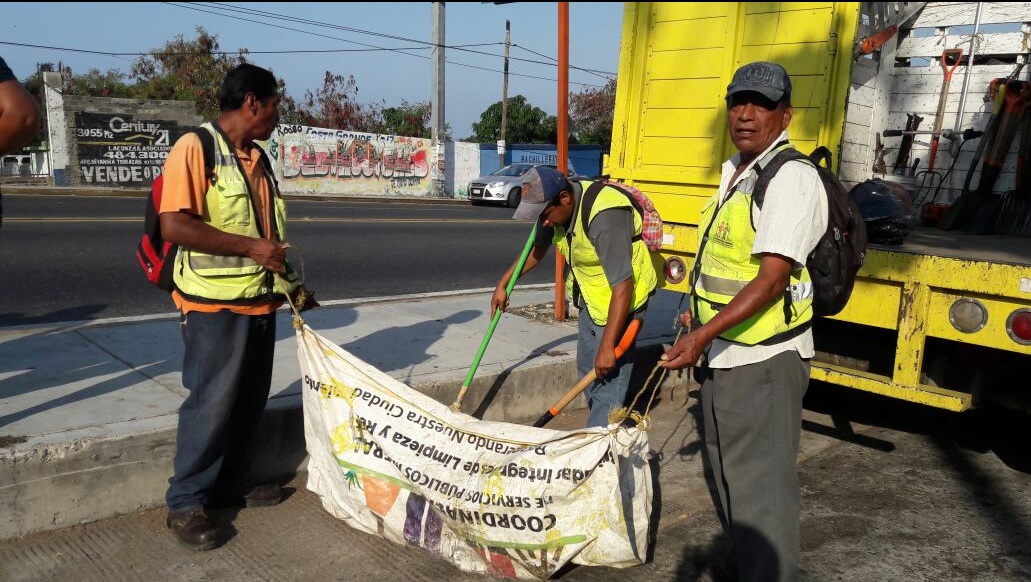 Brigadas de limpieza en el puerto de Acapulco.