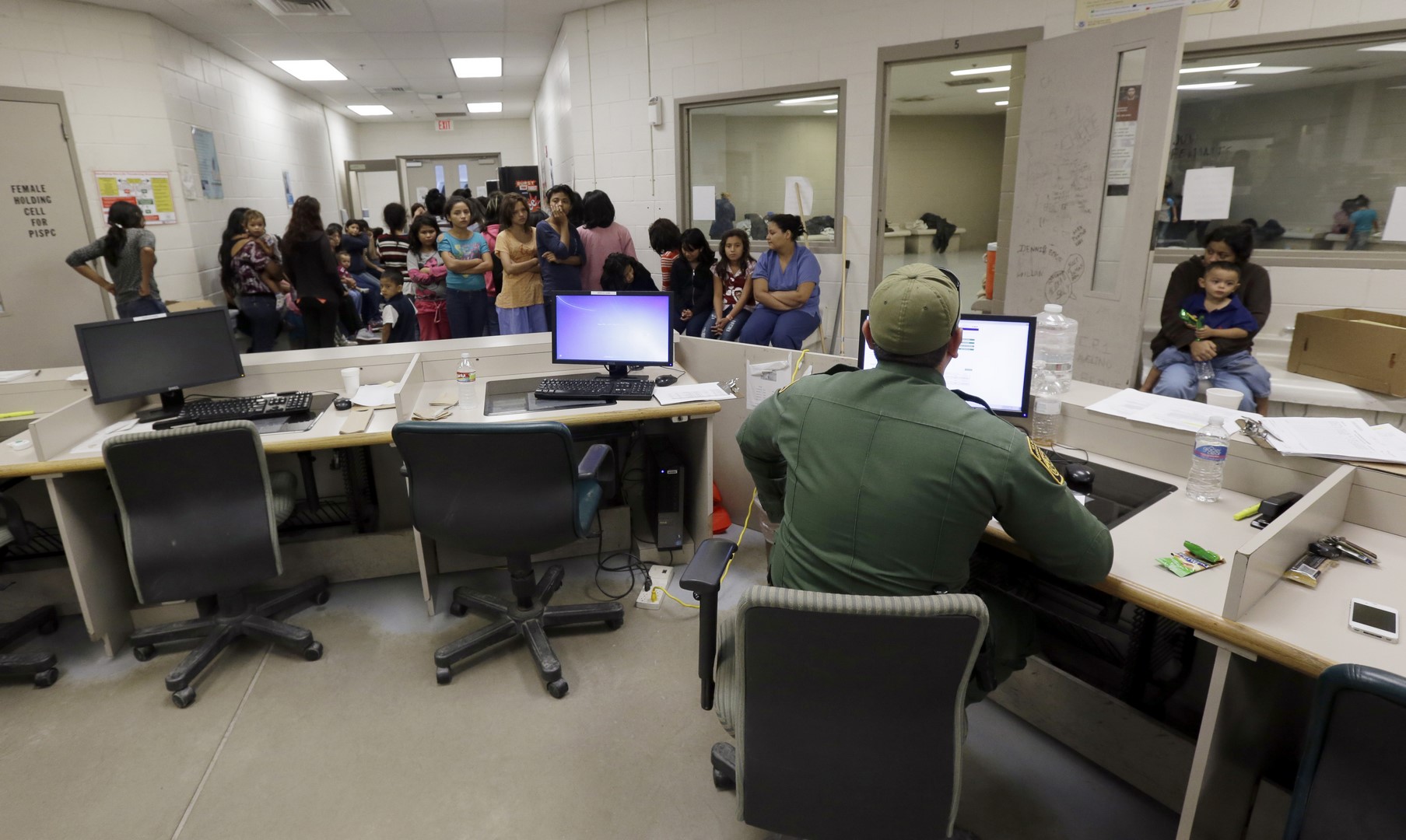 Migrantes con agentes de Aduanas y Protección Fronteriza en Brownsville, Texas (AP, Archivo)