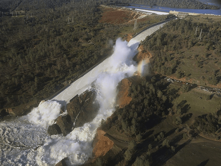 Los niveles de la presa Oroville, en California, obligaron a las autoridades a evacuar a cerca de 200 mil personas. (AP)