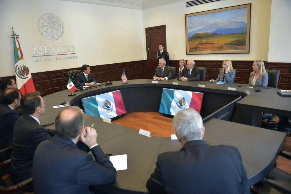 Enrique Peña Nieto con Rex Tillerson y John Kelly. (Twitter ‏@ESanchezHdz )