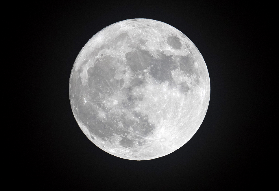 Un eclipse lunar dará inicio el viernes por la noche. El satélite natural pasará por la penumbra de la Tierra (Getty Images/archivo)