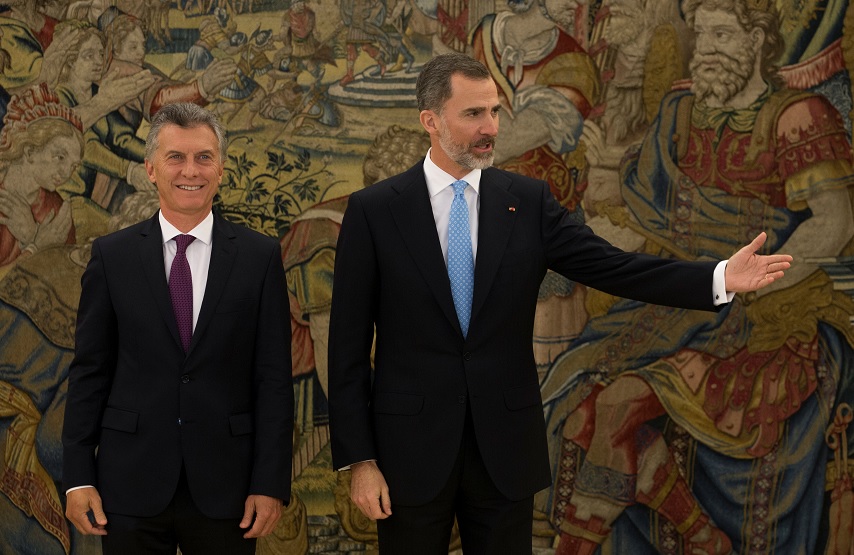 El presidente argentino, Mauricio Macri, junto a el Rey Felipe de España en el Palacio de la Zarzuela, en Madrid (Reuters)
