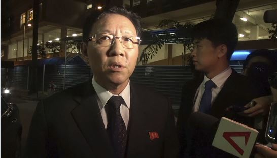 El embajador de Corea en Malasia, Kang Chol, habla con los medios de comunicación reunidos fuera de la morgue en Kuala Lumpur, Malasia. (AP)