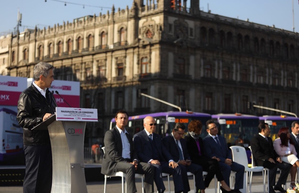 El jefe de gobierno capitalino, Miguel Ángel Mancera, dio el banderazo de salida a autobuses de nueva generación y baja emisión de contaminantes.