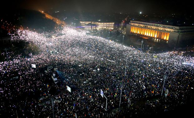 Por sexto día consecutivo, cientos de miles de rumanos se manifiestan para exigir la renuncia del Gobierno socialdemócrata. (AP)
