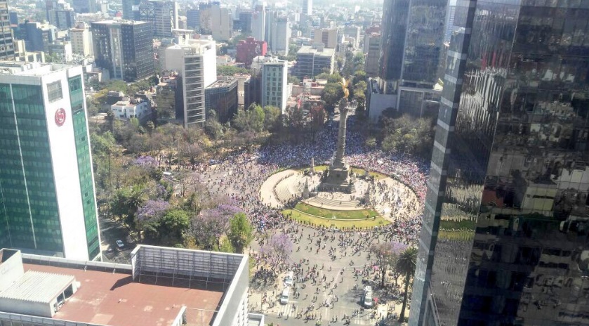 Autoridades capitalinas reportan sin incidentes la marcha de Unidad Nacional anti-Trump donde se congregaron en el Ángel de la Independencia (Twitter @SSP_CDMX)