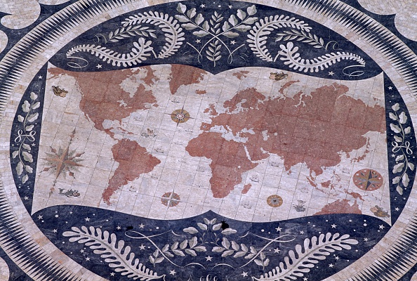 Un mapa del mundo hecho en mosaico por Luis Cristino da Silva al pie del Monumento a los Descubrimientos, en Lisboa, Portugal (Getty Images)