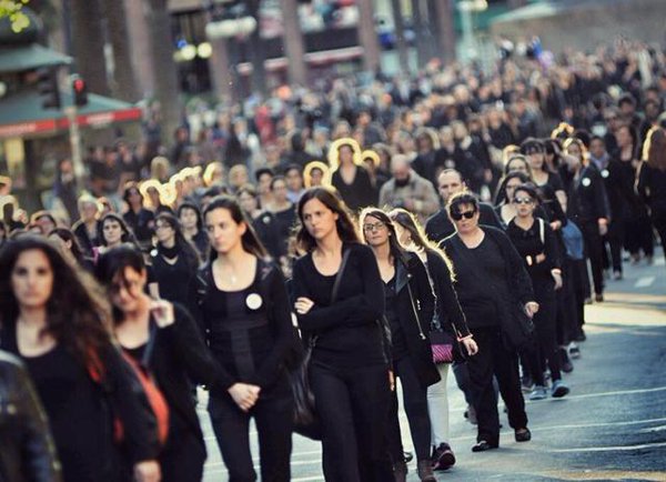 Marcha en las calles de Montevideo en repudio a los feminicidios.