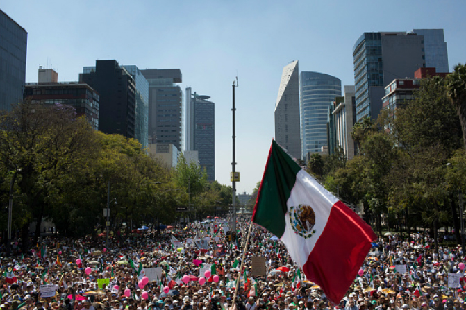 Miles de personas protestan contra Donald Trump en el Ángel de la Independencia (Getty Images)