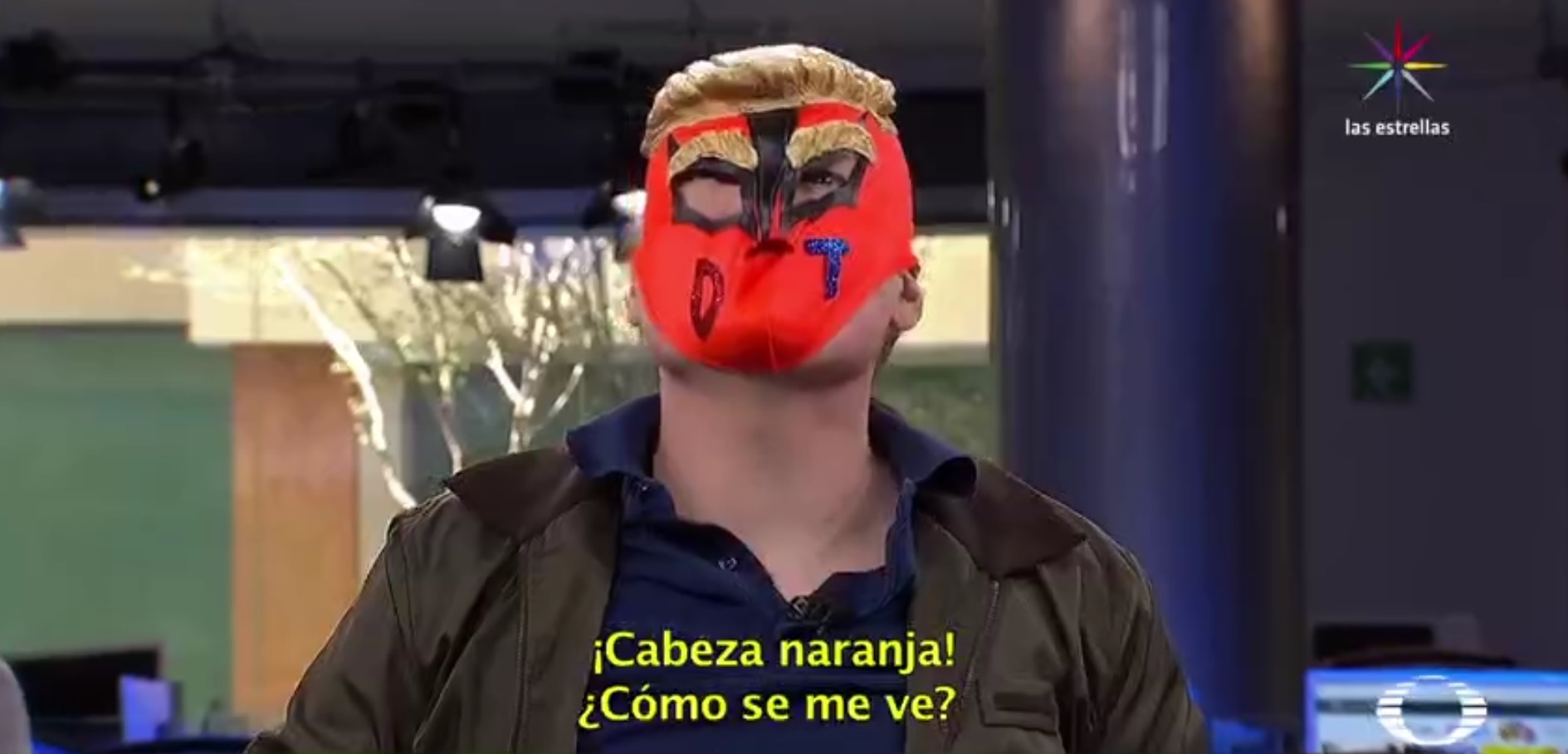 Máscara de luchador con peluca de Donald Trump adaptada (Noticieros Televisa)