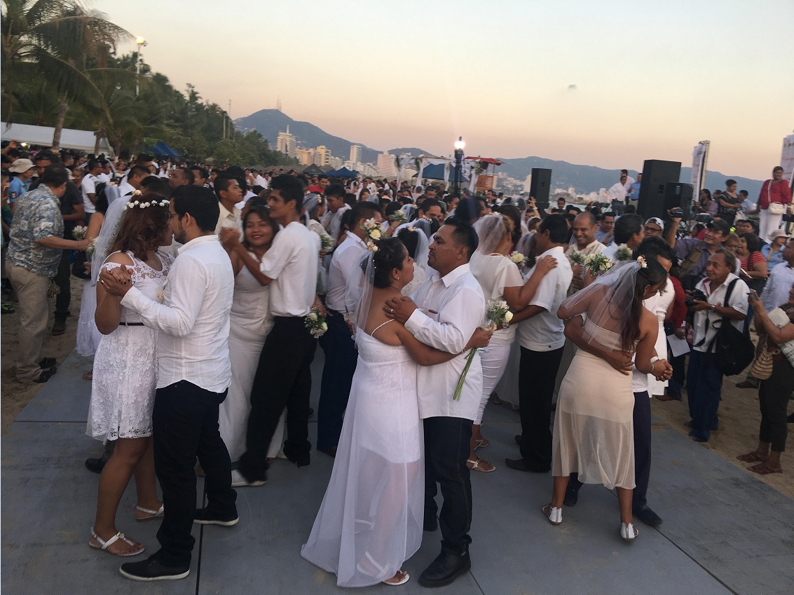 Realizan boda masiva en Acapulco; el número de divorcios aumenta en proporción a los nuevos matrimonios, informa el Inegi