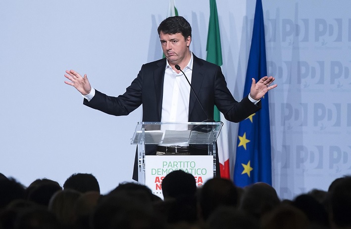 El ex primer ministro italiano, Matteo Renzi, habla durante una asamblea nacional del Partido Demócrata, en el Hotel Parco de Principi de Roma (AP)