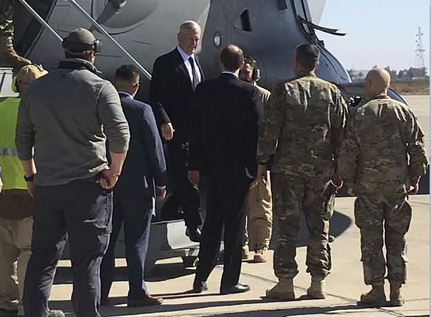 El secretario de Defensa de EU, James Mattis, realiza su primera visita oficial a la capital iraquí, Bagdad; el viaje sorpresa de Mattis coincide con la nueva ofensiva para expulsar al grupo terrorista Estado Islámico de Mosul. (AP)