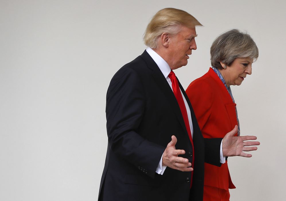 La primera ministra británica, Theresa May, en compañía del presidente de EU, Donald Trump. (AP, archivo)