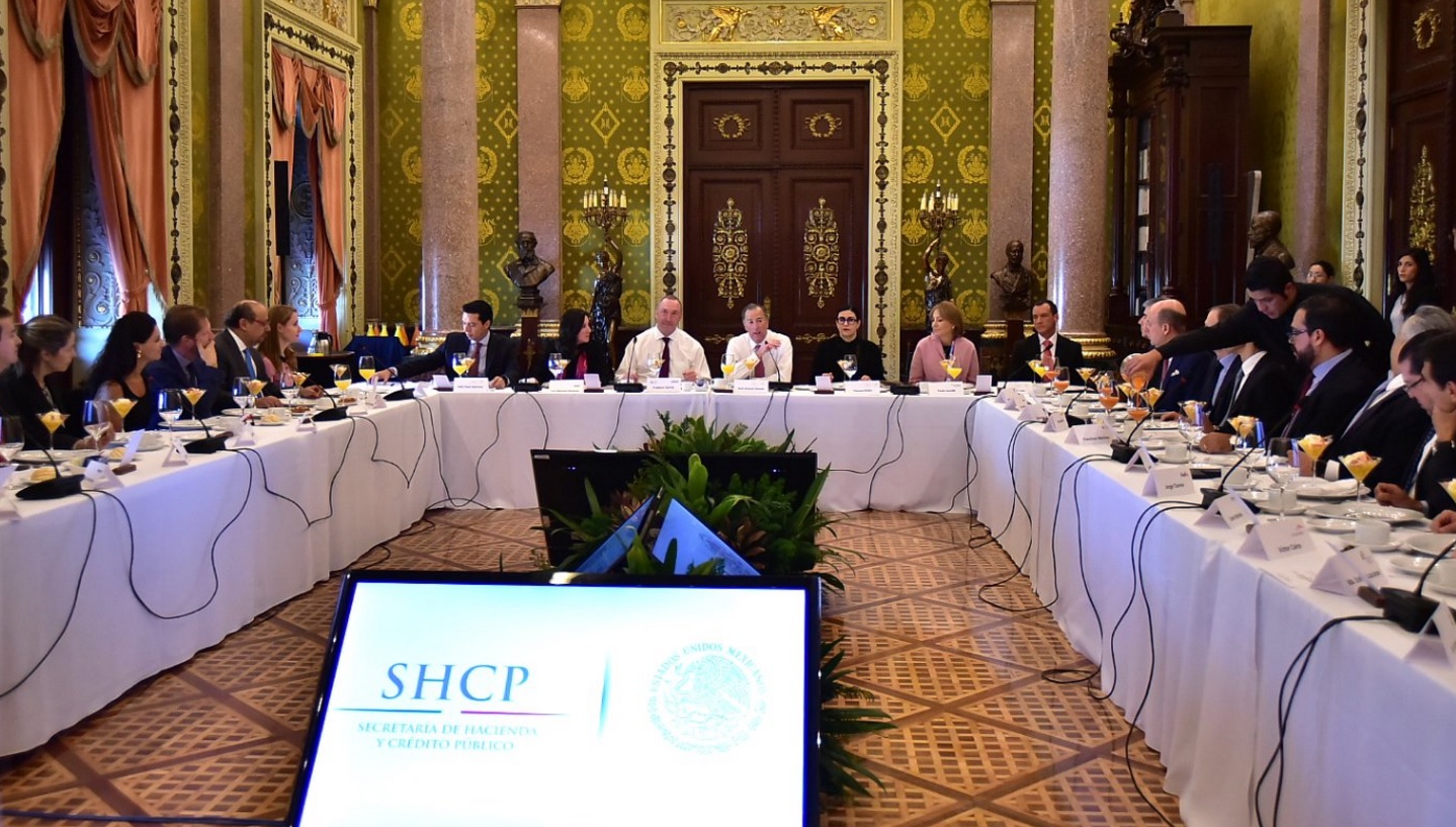 El secretario de Hacienda, José Antonio Meade, e integrantes del CEEG durante una reunión en el Salón Panamericano de Palacio Nacional.