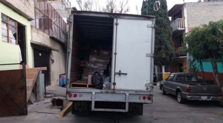 La camioneta tres y media toneladas pertenecía a una empresa farmacéutica y se encontraba estacionada afuera de un domicilio en la GAM (Twitter @SSP_CDMX)