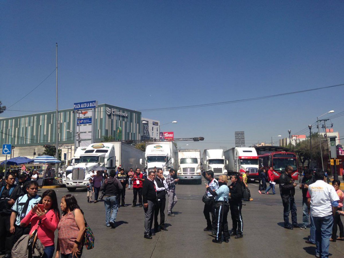 Médicos del Hospital La Raza bloquean Calzada Vallejo. (S. Servín)